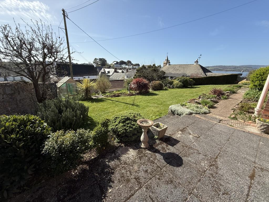 Lot: 153 - SEMI-DETACHED PROPERTY WITH SPECTACULAR WATERSIDE VIEWS, FOR REPAIR AND REFURBISHMENT - View of the garden